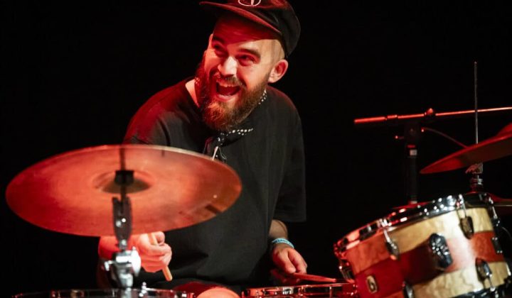 I Bergen smiler man med lukkede øyne på konsert