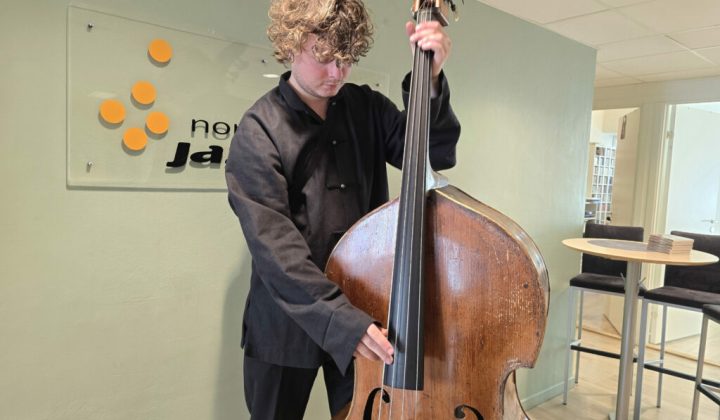 Elnan spiller videre på Carl Morten Iversens bass