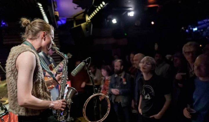 Barskuldret sax appeal