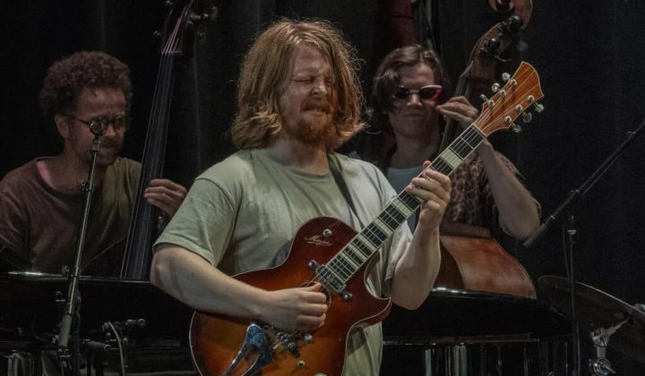 Gitaristen med storbandet