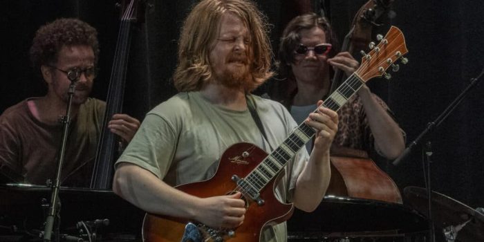Gitaristen med storbandet