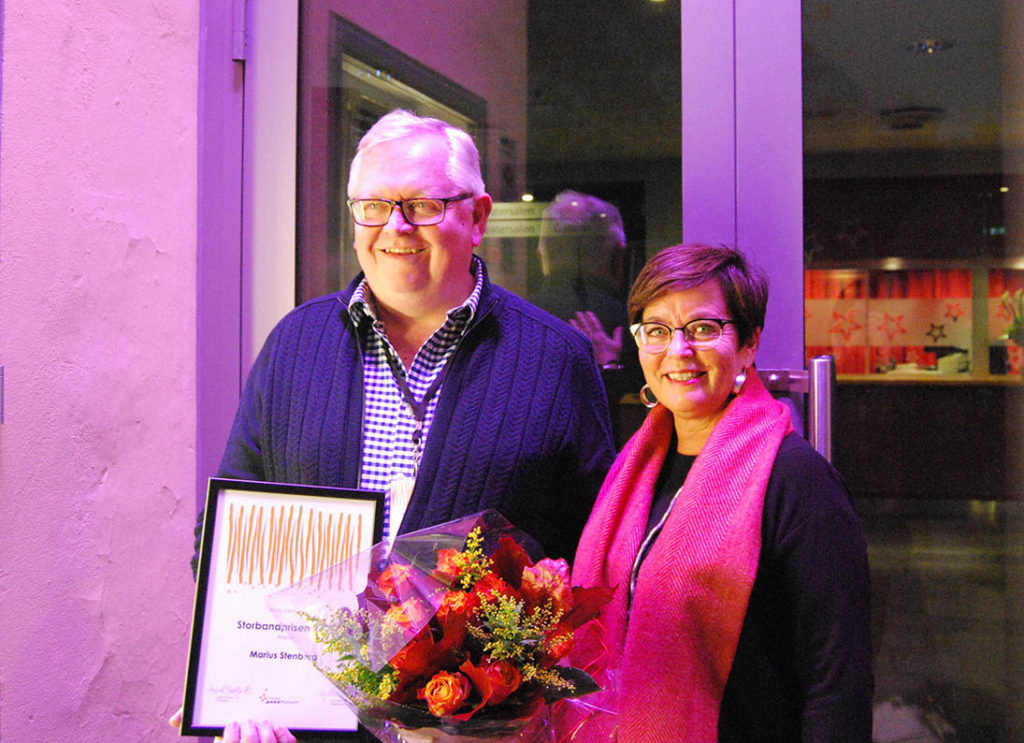 Vinner av Norsk jazzforums Storbandpris for 2017, Marius Stenberg, sammen med styreleder i Norsk jazzforum, Ingrid Brattset.