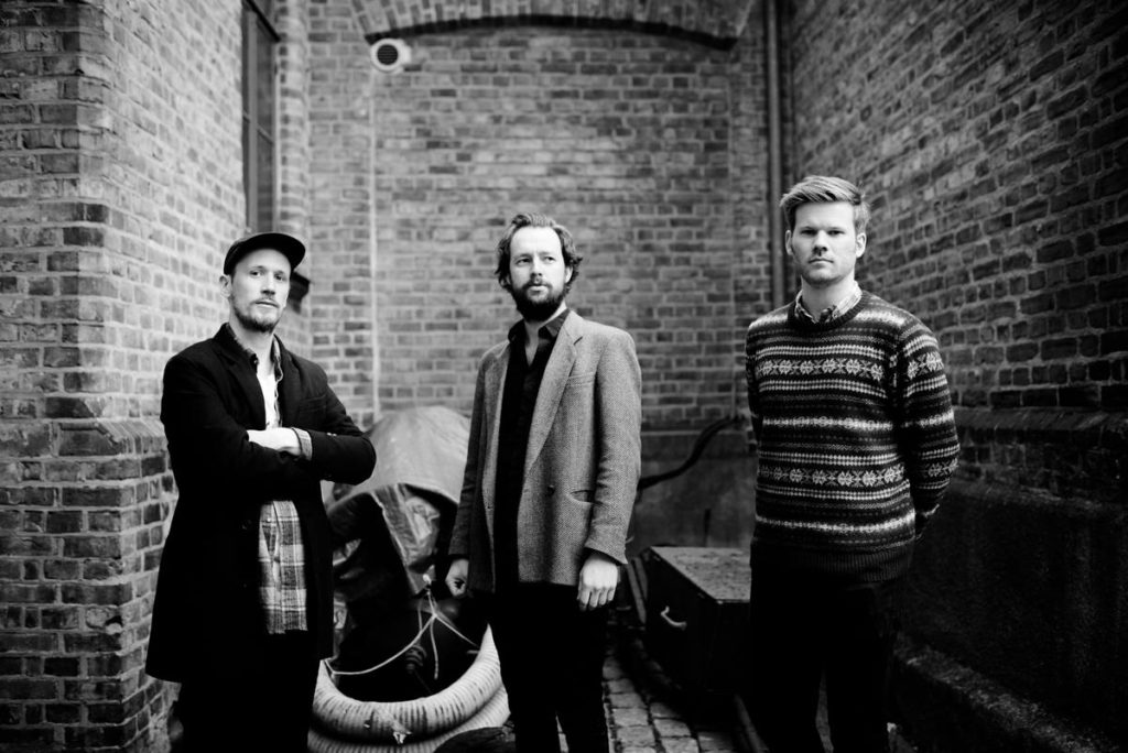 Gard Nilssen’s Acoustic Unity, fra venstre: Petter Eldh, Gard Nilssen og André Roligheten (pressefoto)