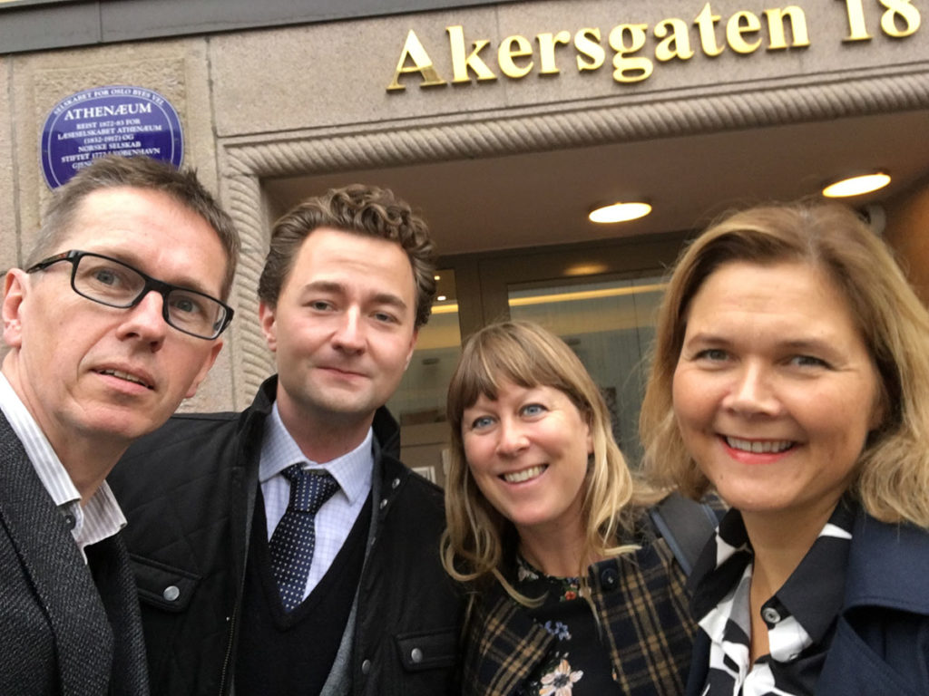 Gry Bråtømyr og Linda Dyrnes sammen med forbudsleder i Mfo, Hans Ole Rian, og samfunnskontakt i Music Norway, Edvard Olai Brekke Værland, som også deltok på dagens høring i Stortinget. 