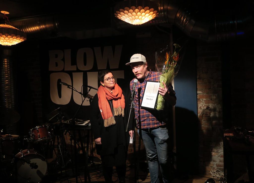 Blow Out! ble Årets jazzklubb 2019. Styreleder i Norsk jazzforum, Ingrid Brattset, overrakte prisen. Foto: Tine Hvidsten