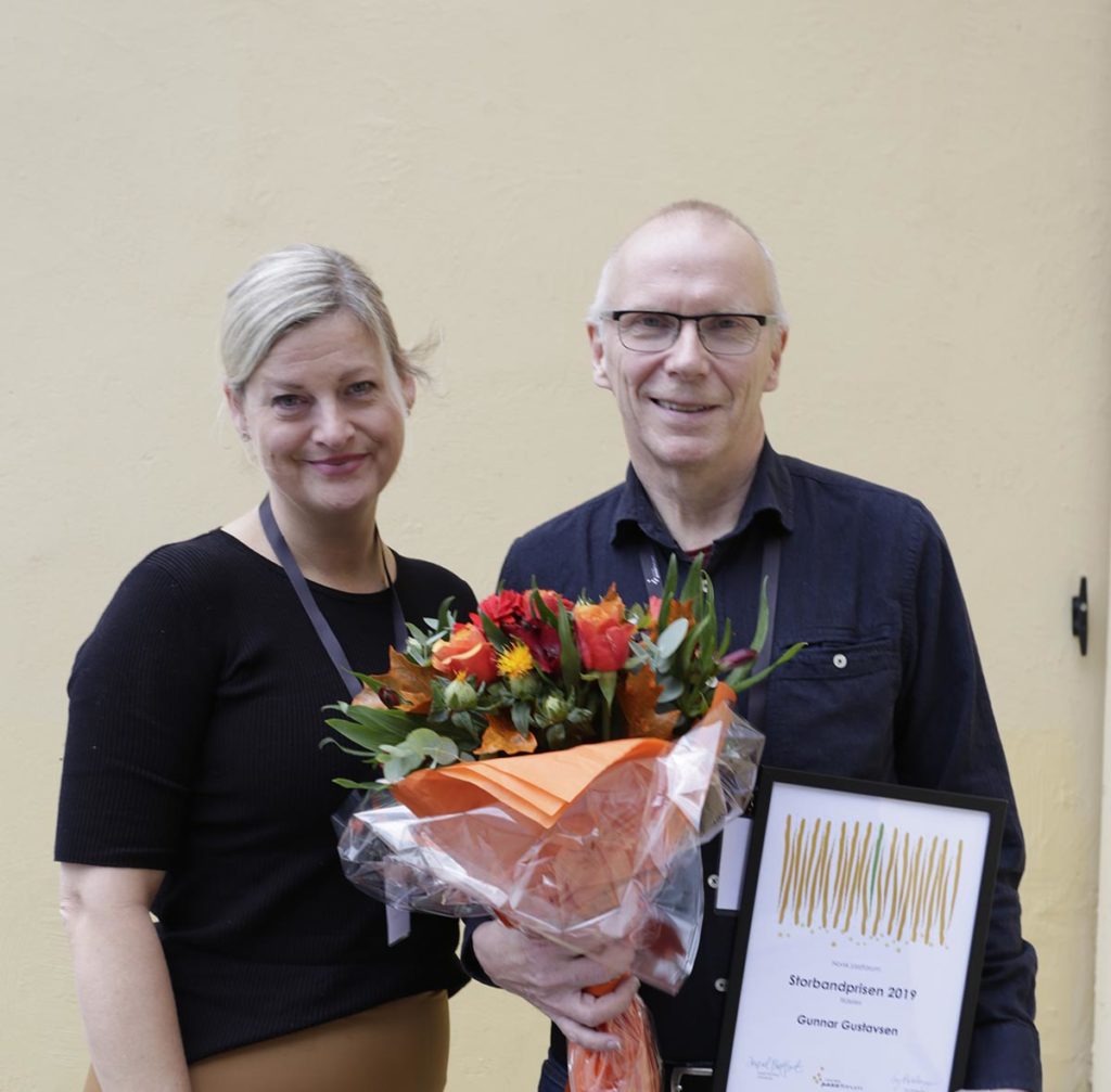 Gunnar Gustavsen mottok Storbandprisen 2019 av Hilde Høgseth fra Norsk jazzforums styre. Foto: Halvor Gudim