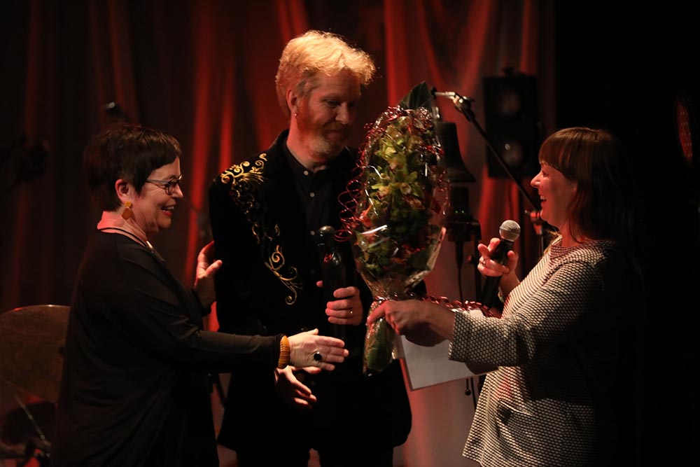 Ståle Storløkken ble tildelt Buddy 2019. Her med styreleder i Norsk jazzforum, Ingrid Brattset, og daglig leder, Gry Bråtømyr (til høyre). Foto: Nabeeh Samaan