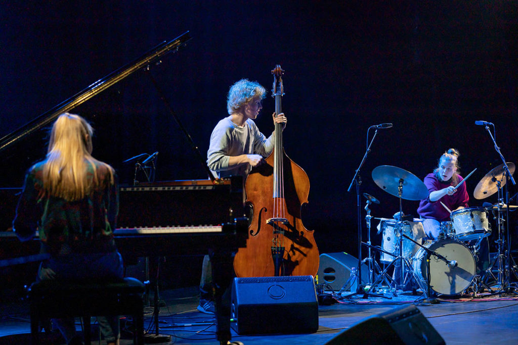 Kongle Trio: Liv Andrea Hauge (piano), Øystein Skjelstad Østensen (bass) og Veslemøy Narvesen (trommer).  Foto: Thor Egil Leirtrø/Moldejazz