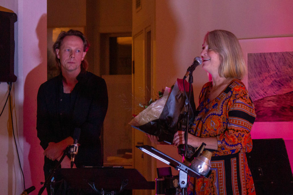Leder av Inderøy jazzforum, Astrid Moen, tok i mot prisen av nestleder i Norsk jazzforum, Stian Westerhus. Foto: Birta Bjarkadottir.