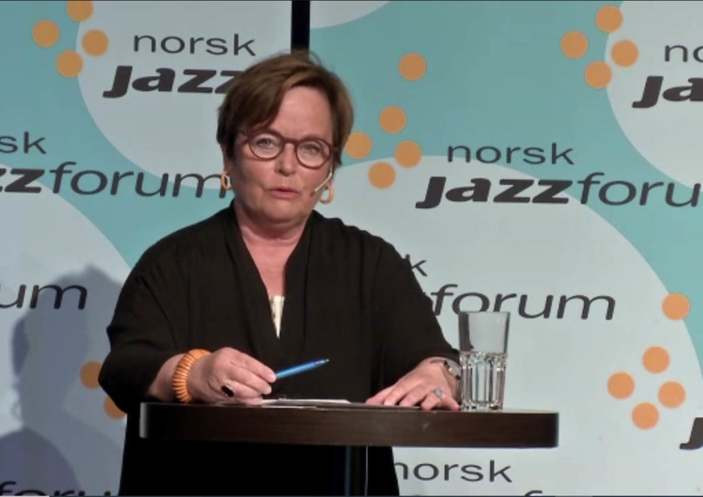 Styreleder Ingrid Brattset taler til Norsk jazzforums landsmøte fra skjermen. (skjermdump)