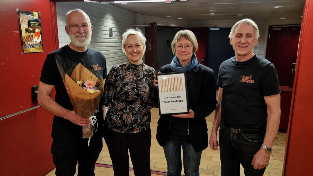 Live Maria Roggen (nr to fra venstre) fra styret i Norsk jazzforum sammen med Dagfinn Hokstad, Ann Synnøve Ulvund og Steinar Brekken fra Tynset Jazzklubb. Foto: Anne Skjøtskift