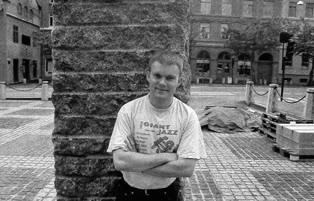 Siviløkonomen Erik Carlquist var daglig leder for Norsk jazzforum fra starten i juni 1997 og fram til januar 1998. Før det hadde han vært produsent i Den Norske Jazzscene og daglig leder for Norsk Jazzforbund. (Faksimile fra Jazznytt 3/95. Foto: Carl Morten Iversen.)