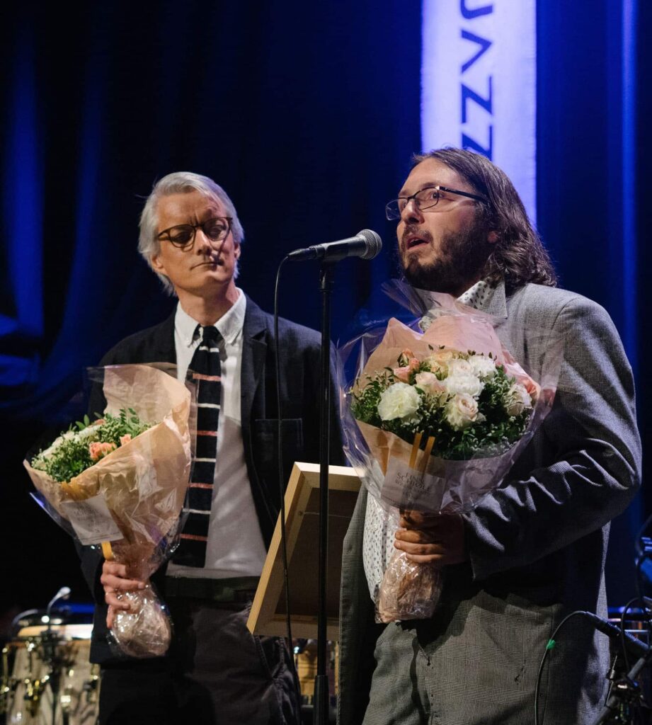 I tillegg til heder og ære mottok Ella-prisvinnerne Audun Vinger og Filip Roshauw et maleri av festivalkunstneren Fredrick Arnøy. Foto: Anna Rogneby/Oslo Jazzfestival