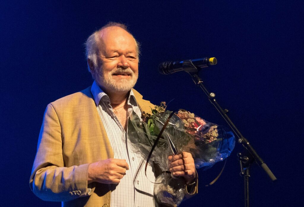 PRISET: Bjørn Stendahl blir tildelt Oslo Jazzfestivals Ella-pris i 2017. I 2015 fikk han Oslo Byes Vels Ærespris, og som jazzhistoriker ble han utnevnt til statsstipendiat i 2006. Foto: Terje Mosnes