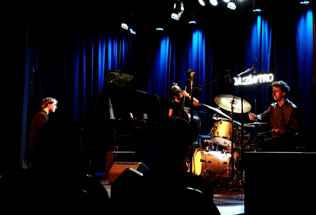 Sondre Moshagen (piano), Kertu Aer (kontrabass) og Steinar Heide Bø (trommer) i Lightning Trio. Foto: Johnny Nordahl Prøis