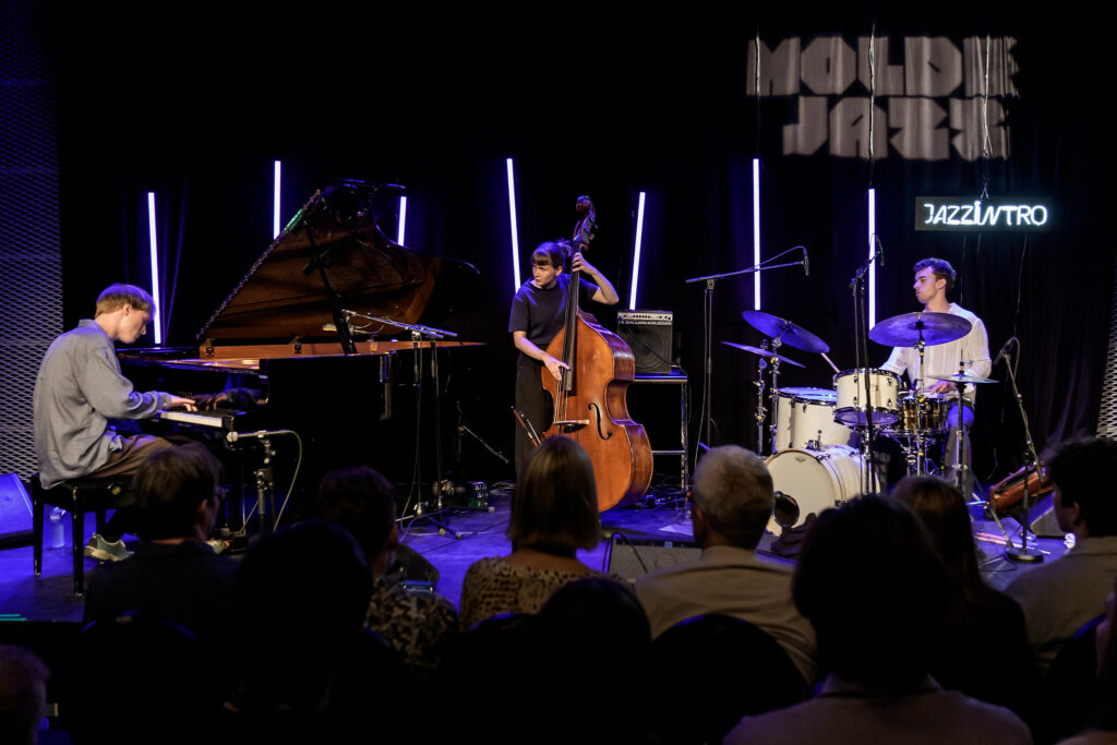 Sondre Moshagen Lightning Trio under Jazzintro-finalen. Foto: Thor Egil Leirtrø/Moldejazz