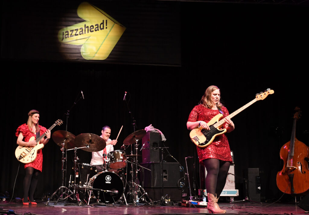 Hedvig Mollestad Trio under Norwegian Night i 2019. Foto: Carmen Jaspersen