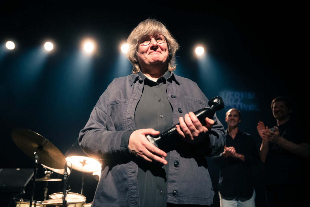 Maria Kannegaard ble overrasket med Buddy-prisen torsdag kveld. Foto: Tomas Lauvland Pettersen/Bærum Jazzfestival