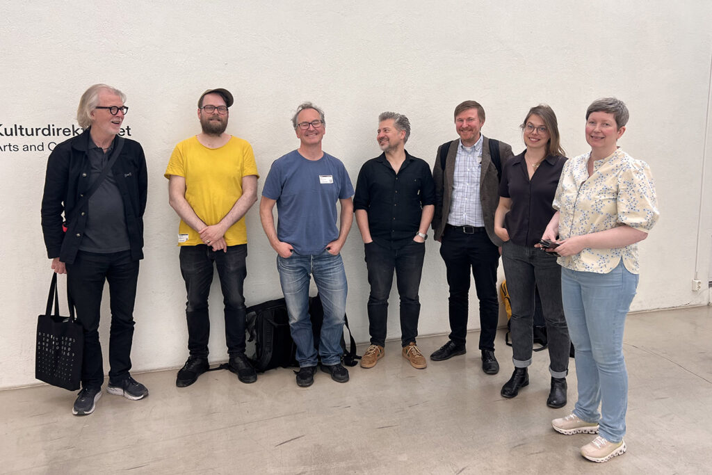 Fra venstre: Jan Ole Otnæs (Østnorsk jazzsenter), Bjørnar Habbestad (nyMusikk), Ketil Gutvik (nyMusikk), Knut Olaf Sunde (Norsk komponistforening), Bjarne Dæhli (Norsk jazzforum), Sarah Ludwig-Simkin (Oslo Sinfonietta & Cikada) og Kari Grete Jacobsen (Østnorsk jazzsenter).
Foto: Pål Grødahl/Norsk komponistforening.