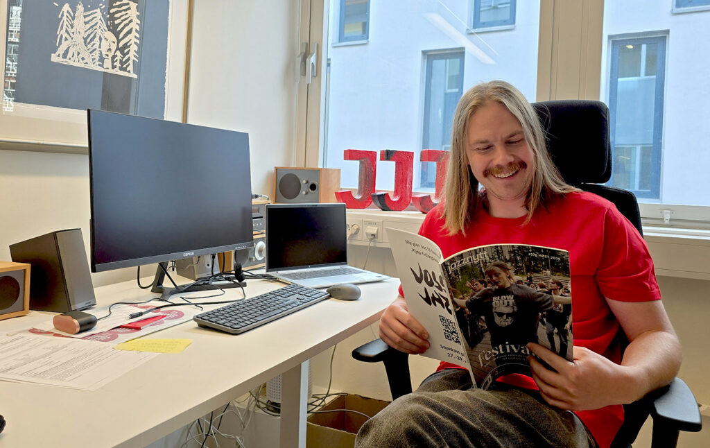 Bendik Kjørholt leser selvsagt Jazznytt for å holde seg oppdatert. Foto: Camilla Slaattun