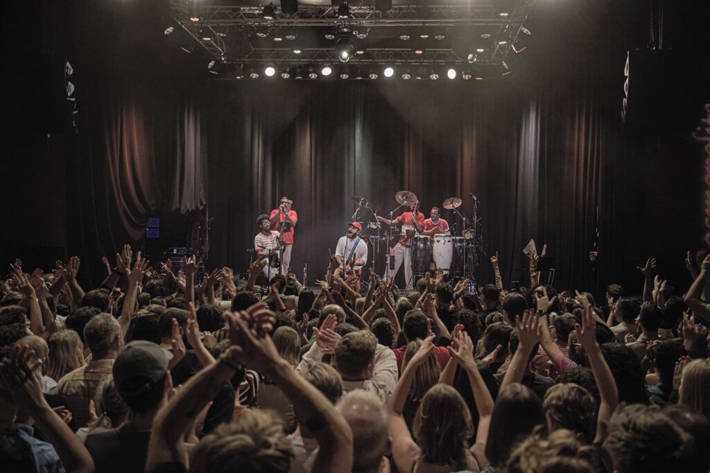 Blir det mindre av dette framover? Fullt hus og elektrisk stemning da brasilianske Gilsons spilte på Cosmopolite i oktober. Foto: Lasse Brown.