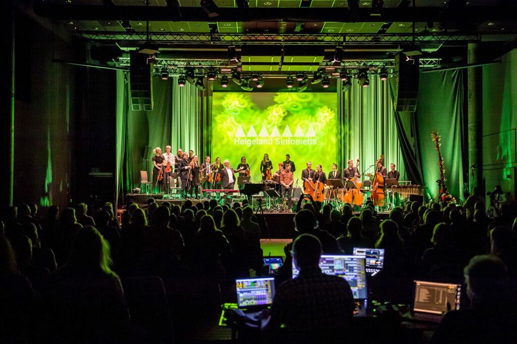Jan Gunnar Hoffs verk VAAPSTENJEANOE ble framført på Smeltedigelen Musikkfestival i oktober 2021 med Helgeland sinfonietta og solistene Hoff, Arve Henriksen (trompet) og Mats Eilertsen (bass). Foto: Bjørn Leirvik