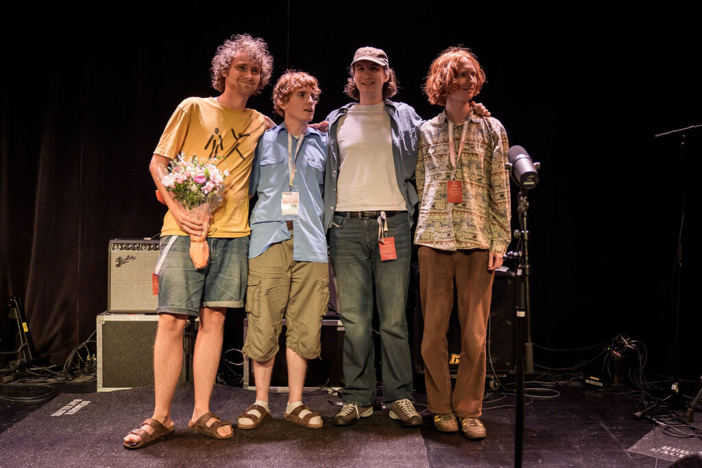 Årets unge jazzmusikere 2026 ble Sakte, fallende. Fra venstre: Martin Borge (gitar), Herman Kirkenær Krogh (trommer), Erlend Markhus (bass) og Sune Dommersnes (gitar). Foto: Thor Egil Leirtrø/Moldejazz