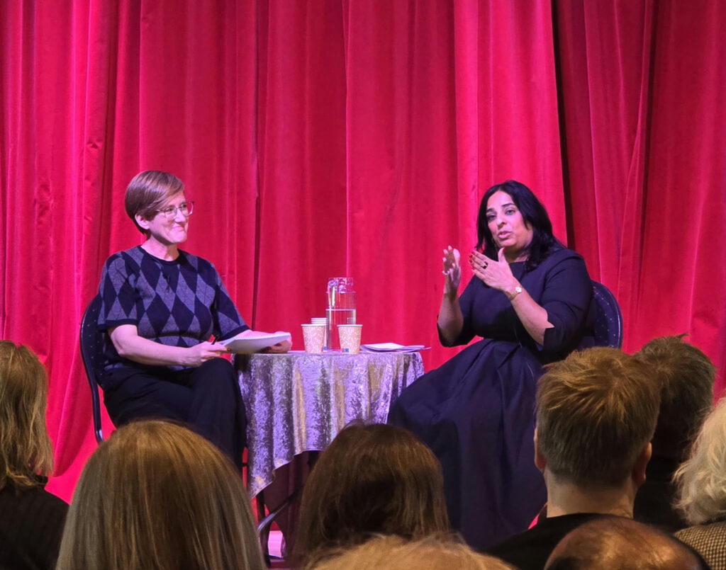 Kultur- og likestillingsminister Lubna Jaffery i samtale med Veslemøy Østrem. Foto: Camilla Slaattun