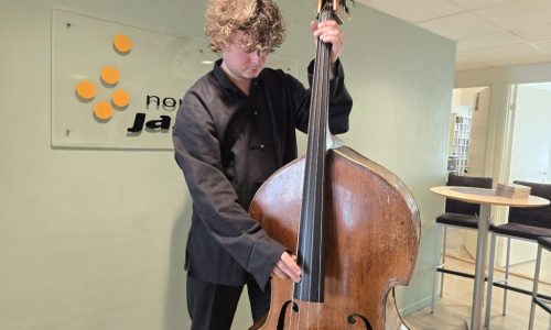 Elnan spiller videre på Carl Morten Iversens bass