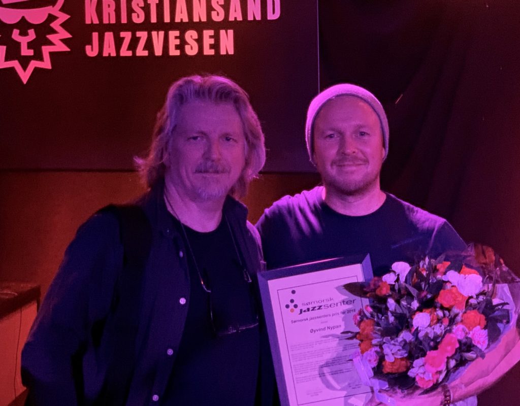 Øyvind Nypan tar i mot prisen fra daglig leder i Sørnorsk jazzsenter, Jørn Størkson