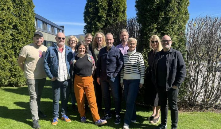 Stillingsutlysning: vikariat (20%) og engasjement (10%) som produsent