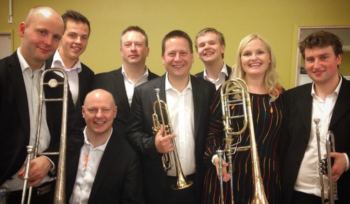 Messingblåserne i Bergen Big Band smiler bredt etter endt skoleturné