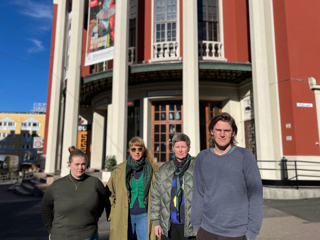 De ansatte på Cosmopolite og Østnorsk jazzsenter reagerer kraftig på kuttforslag fra Oslo kommune.
Fra venstre: Caroline Hemmingby (produsent), Anna Sienkiewicz (fungerende daglig leder), Kari Grete Jacobsen (daglig leder Østnorsk jazzsenter) og Eirik Kristensen (økonomiansvarlig og produsent).
Foto: Emil Desbans, Cosmopolite.