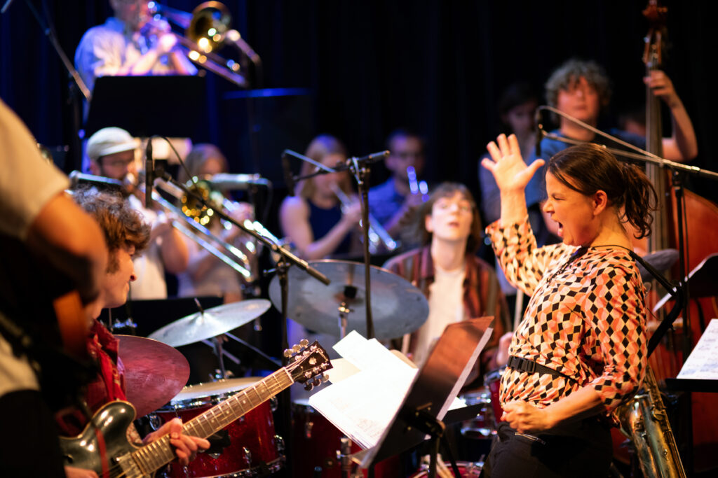 Saksofonist Shannon Mowday har bred pedagogisk erfaring fra å lede korps, storband, ungjazzorkestre og mindre band i inn- og utland. Foto: Nabeeh Samaan