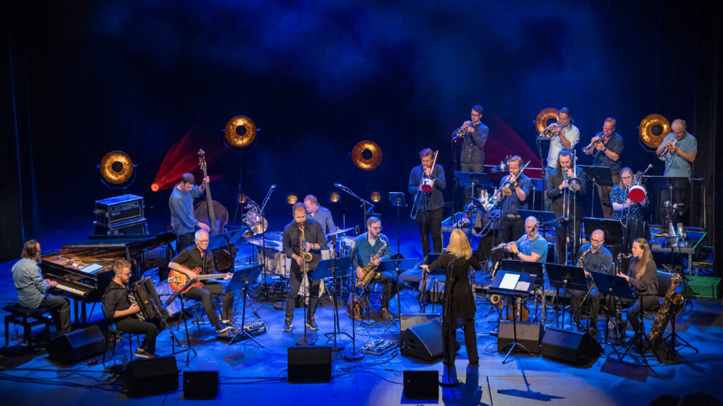 Maria Schneider og Oslo jazzensemble turnerer storverket Data Lords på konserthus i Europa i mars 2025. Her fra Sildajazz i Haugesund i 2022. Foto: Svein Erik Fylkesnes 