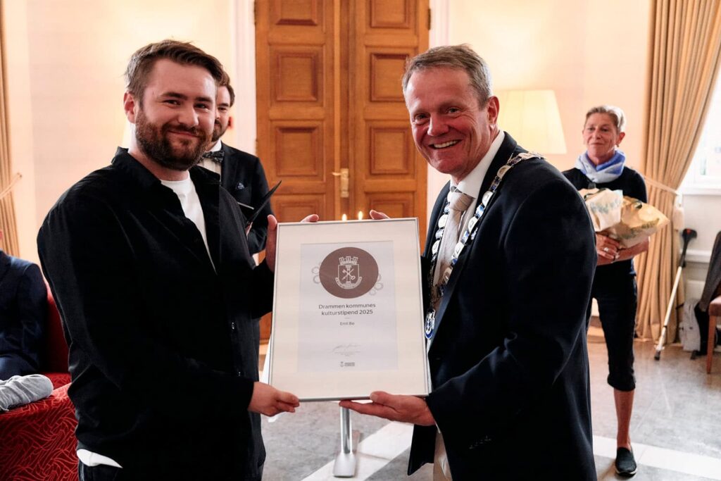 Emil Bø sammen med varaordfører Ulf Erik Knudsen under tildelingen i forrige uke. Foto: Drammen kommune