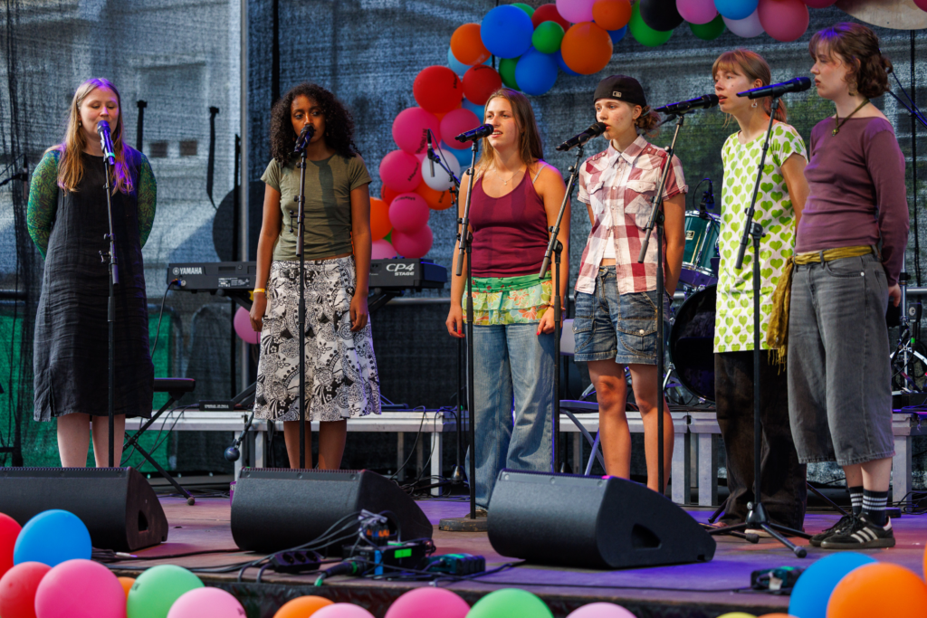 Ung vokal, med musikalsk leder Karoline Wallace (til venstre), opptrådte på åpningsdagen for Kongsberg jazzfestival onsdag 2. juli, og har spilleoppdrag både på Moldejazz og Oslo jazzfestival. Foto: Tommy Johansen
