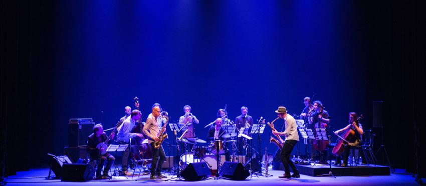 Trondheim jazzorkester feirer 25 år med å være Artist in Residence på Moldejazz i år. Her fra Moldejazz 2006 med Joshua Redman og Eirik Hegdal i front - en av jazzensemblets mange bejublede konserter som har turnert hele Norge og store deler av Europa. Foto: trondheimjazzorchestra.no