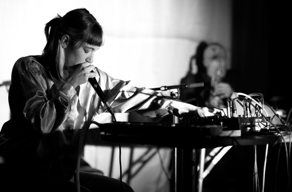 Andrea Silvia Giordano syng, spelar fleire ulike instrument og brukar elektronikk. I musikken for OJKOS går ho utanfor eigen komfortsone med  blant anna å inkludera spoken word. Foto: Ingo Biermann.