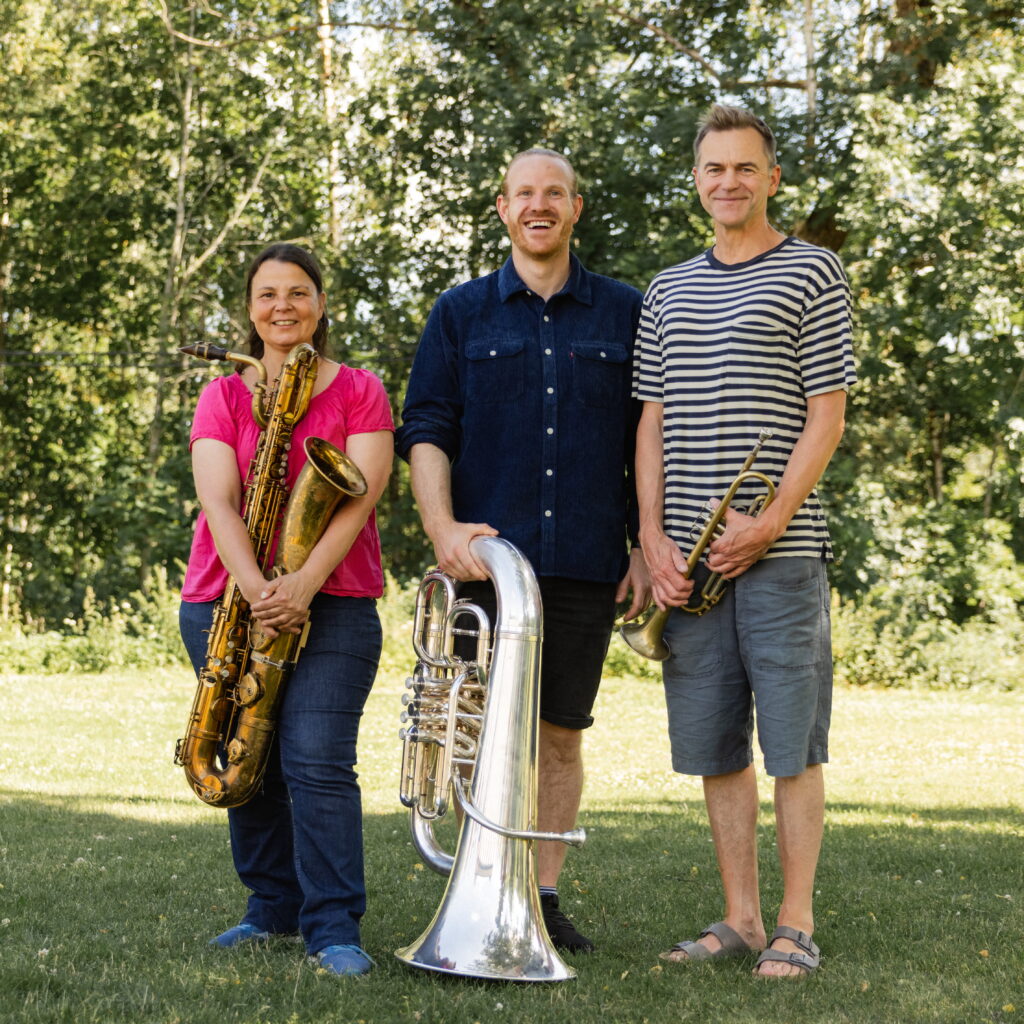 Foto av tre musikkinstruktører