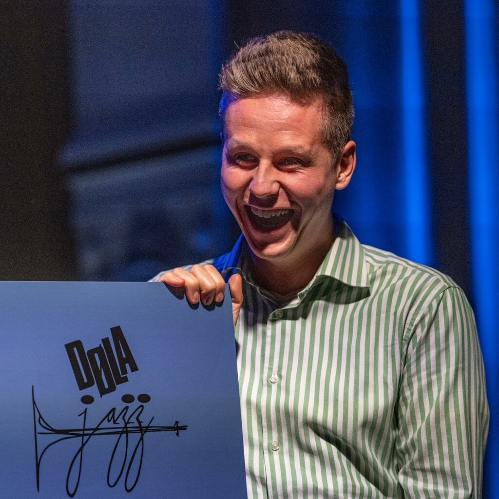 Markus Dyrud takket både mor, far, publikum og Dølajazz for talentprisen under overrekkelsen på Kulturhuset Banken i Lillehammer sist uke. Foto: Dølajazz/Egil Sorgendal.