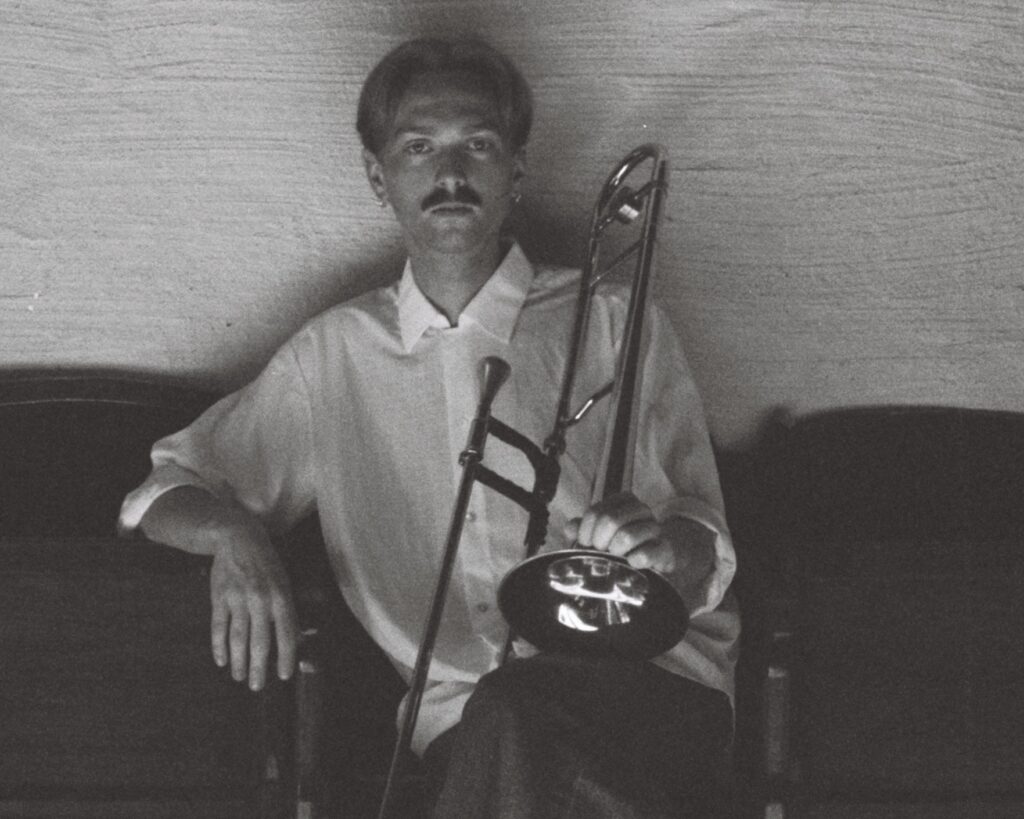 Komponist og trombonist Jørgen Bjelkerud har skrive verket Out Of Shadow Into Light for OJKOS (Foto: Kathrine Ween)