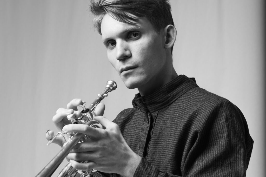 Trompeter Peter Wallem Anundsen jaktar klangar skreddarsydd for heile OJKOS. Foto: Sofie Berrefjord.