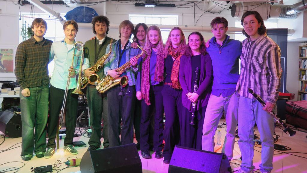 Østfold ungdomsjazzorkester består av en finfin gjeng ungjazzere som er veldig glade i å spille konserter! Her fotografert etter gig på Kryssover jazzfest i Moss i februar 2026. Foto: Østnorsk jazzsenter.