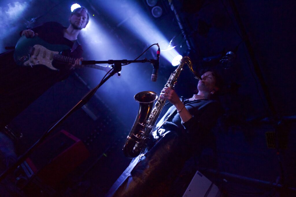 Komponist Sigrid Aftret og gitarist Viktor Bomstad har samarbeidet om tekstmaterialet til Scrying for Visions (Foto: Christian Horne)