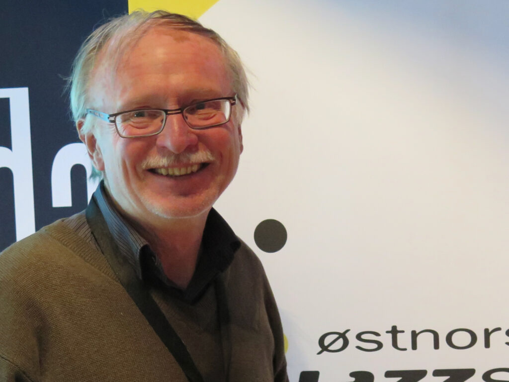 Frode Sannum mottok sist tirsdag velfortjent heder og ære for sin omfattende innsats for kunsten og musikklivet gjennom et aktivt yrkesliv, men også gjennom et betydelig engasjement i ideelle og frivillige organisasjoner på musikkfeltet. Her fotografert da han ble takket av som styreleder for Østnorsk jazzsenter i 2014. Foto: Østnorsk jazzsenter.
