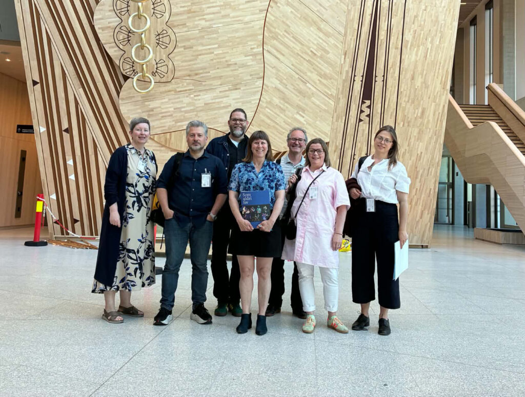I Regjeringskvartalet, fra venstre: Kari Grete Jacobsen (Oslo 14/Oslo jazzensemble/Østnorsk jazzsenter), Knut Olaf Sunde (Norsk komponistforening), Tijs Ham (nyMusikk), Gry Bråtømyr (Norsk jazzforum), Ketil Gutvik (nyMusikk), Ulla Stina Wiland (Nordnorsk jazzensemble/Nordnorsk jazzsenter) og Sarah Ludwig-Simkin (SAMT - nettverk for samtidsmusikkaktører). 