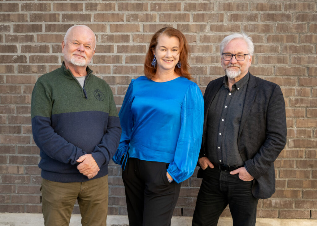 Ole-Petter Berger, Harriet Kjus Müller-Tyl og Knut Werner Lindeberg Alsen presenterer et solid sesongprogram under tittelen Blue Canvas på nystartede Ås jazzklubb. Foto: Dan Aamlid.
