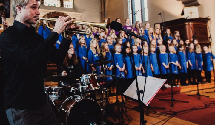 Flyr til månen med Bøler skolekor og Det norske jentekor