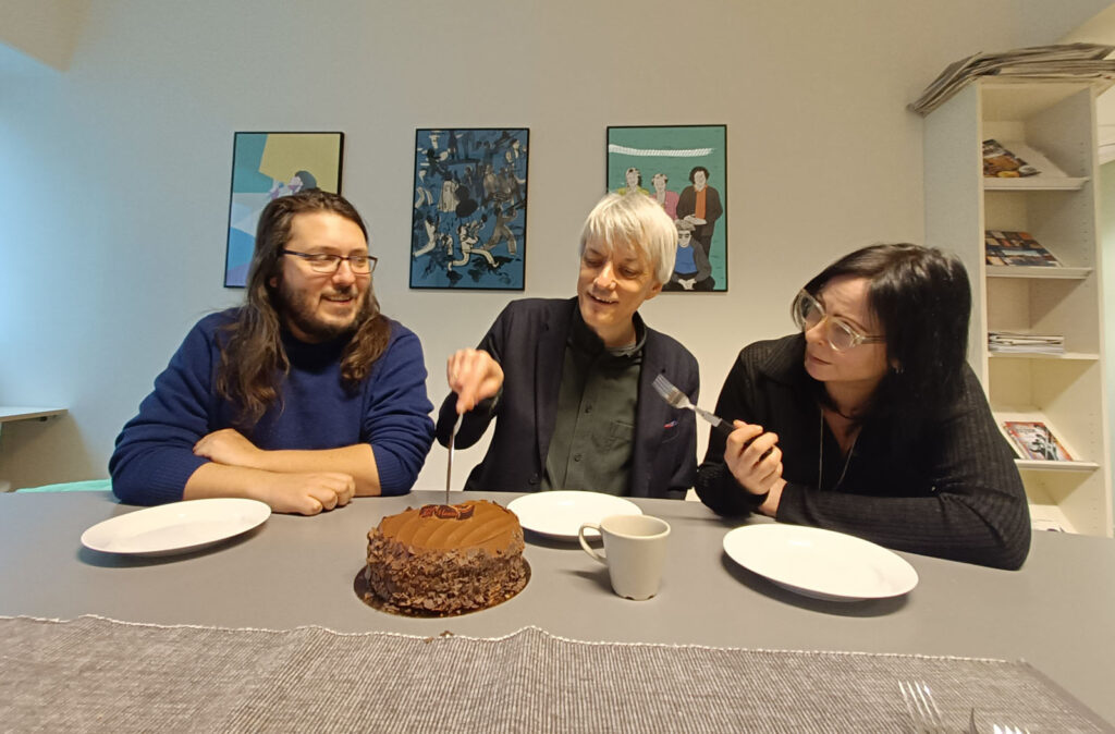Now's The Time-redaksjonen feirer nummer 200 med kake i Jazznytt-skyskraperen. Fra venstre: Filip Roshauw, Audun Vinger og desksjef Camilla Slaattun. Foto: Sigurd Ytre-Arne
